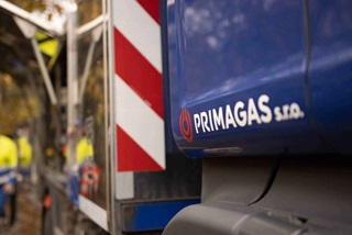 Autocisterna PRIMAGAS u zákazníka doplňuje zásobník čistým propanem.