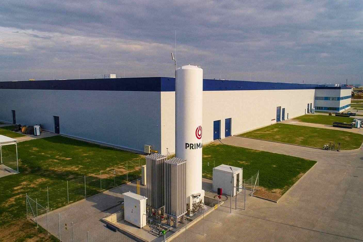 LNG pro průmyslové účely - instalace vertikálního zásobníku na LNG od Primagasu